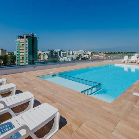 Flat With Panoramic Rooftop Pool *